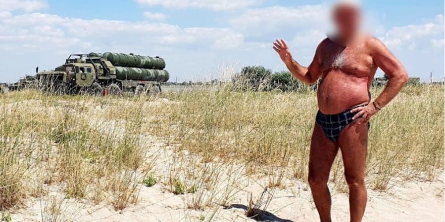 I turisti della Crimea abbandonano un sito del sistema di difesa aerea russo vicino a Yevpatoria