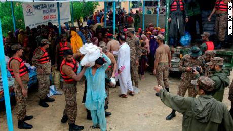 Le forze dell'esercito distribuiscono cibo e rifornimenti agli sfollati in un campo di soccorso nel distretto di Jamshoro, nel Pakistan meridionale, il 24 agosto.