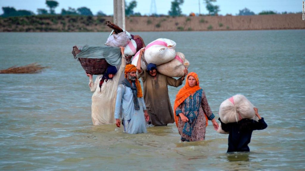 Le inondazioni in Pakistan hanno colpito 33 milioni di persone nel peggior disastro degli ultimi dieci anni, afferma un ministro