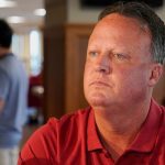 Cal Gundy, assistente di football di lunga data dell’Oklahoma, si dimette dopo aver letto ad alta voce la parola “vergognoso” dall’iPad del giocatore