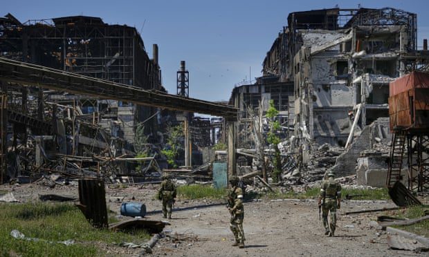 Soldati russi pattugliano l'area della Metallurgica Compyin Azovstal, a Mariupol, nella regione di Donetsk controllata dai russi.