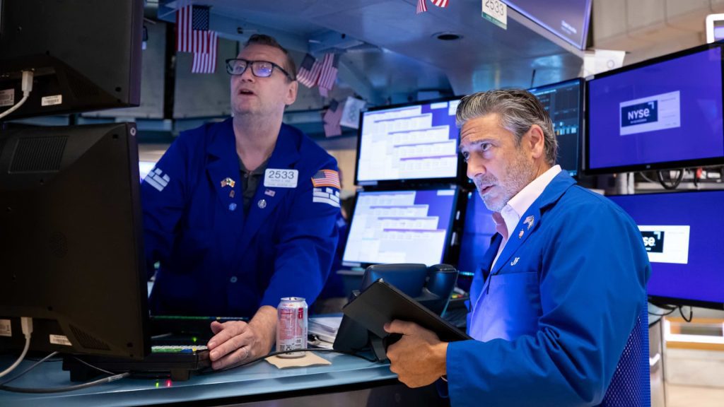 Dow perde 400 punti per iniziare la settimana mentre il rally estivo a Wall Street svanisce