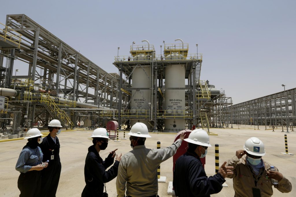 Gli alti prezzi del petrolio aiutano Saudi Aramco a guadagnare 88 miliardi di dollari nel primo semestre