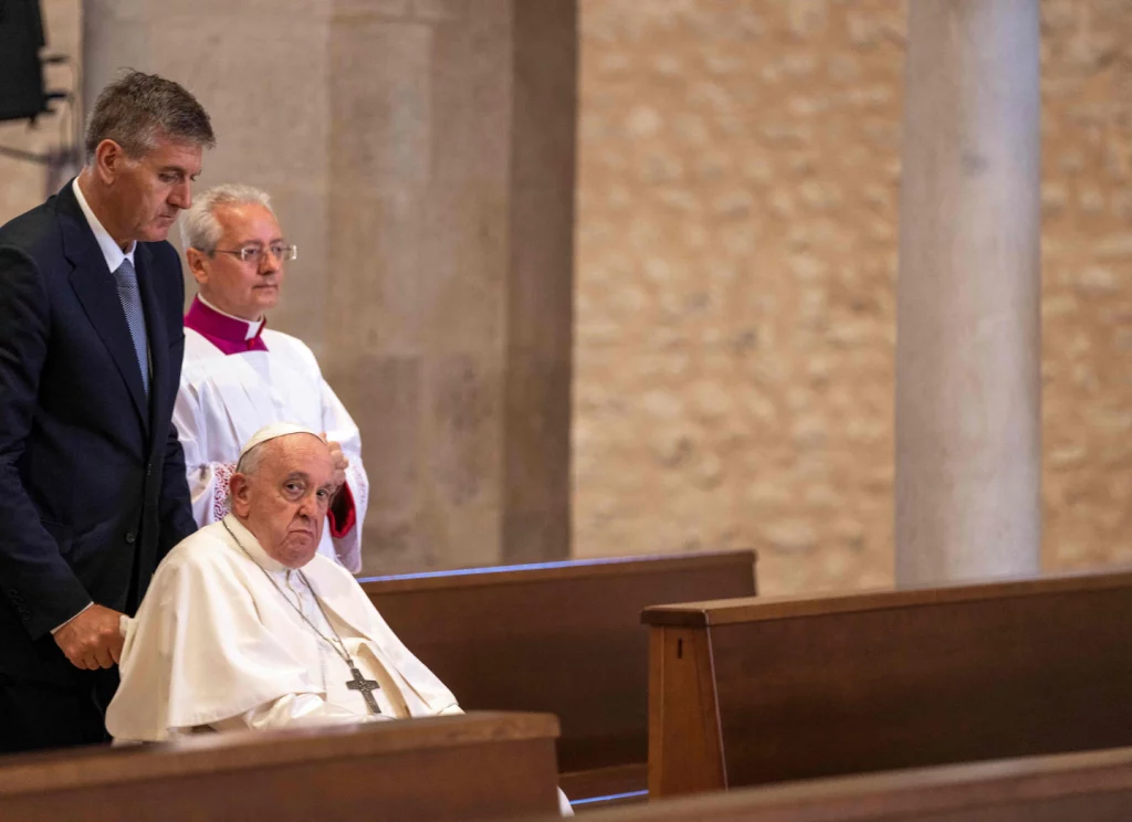 I cardinali della Chiesa cattolica in Vaticano hanno incontrato papa Francesco
