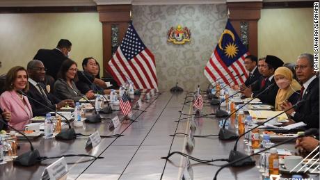 La portavoce della Camera dei rappresentanti degli Stati Uniti, Nancy Pelosi, a Kuala Lumpur, in Malesia, durante un incontro con i politici malesi il 3 agosto.