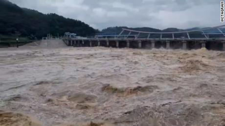 Acque inondate a Seoul, in Corea del Sud, in mezzo a forti piogge l'8 agosto 2022.