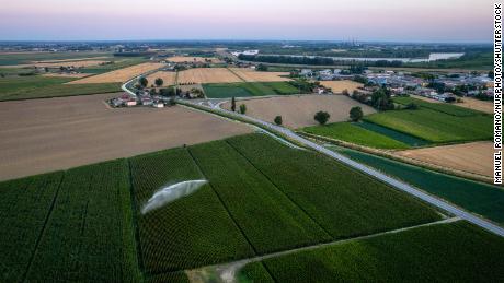 Impianti di irrigazione in un campo di grano a Castelnovo Bariano, Italia.