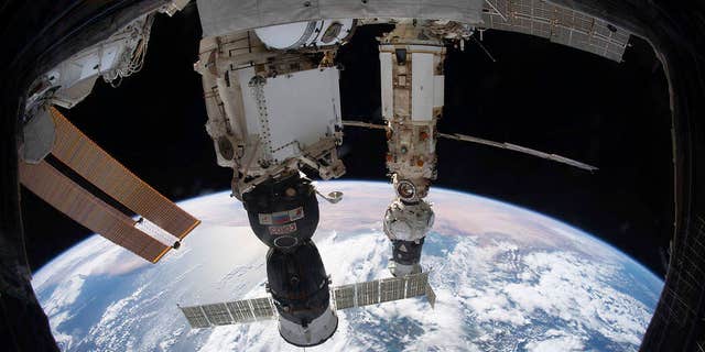 6, 2021, foto d'archivio fornita dalla NASA, la Stazione Spaziale Internazionale in orbita a 264 miglia sopra il Mar Tirreno con la nave equipaggio Soyuz MS-19 attraccata nel modulo Rassvet e il modulo Prishal, ancora attaccato al Progressive Delivery Vehicle, montato sul Nauka multiuso. 