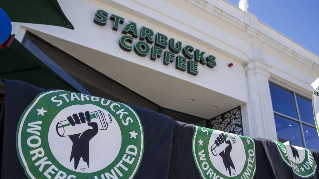 La Starbucks Association chiede al gigante del caffè di estendere gli aumenti salariali e i benefici ai negozi sindacali