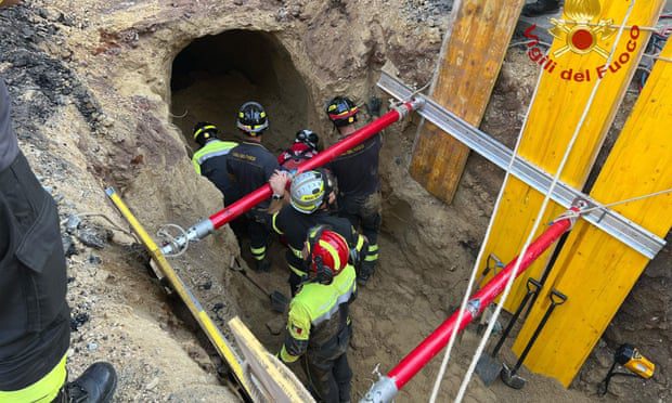I primi soccorritori ispezionano un tunnel scoperto dopo il crollo di una parte di una strada nel centro di Roma