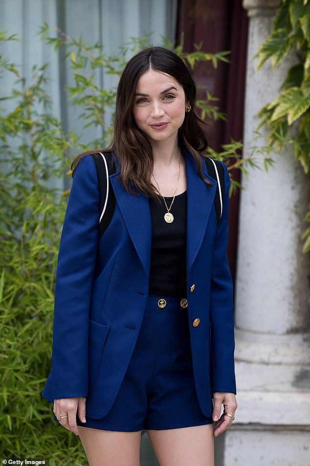 Il look elegante: la splendida attrice ha abbagliato con un paio di pantaloni blu scuro e una giacca abbinata, mentre posava per le foto durante la promozione del suo film Netflix.