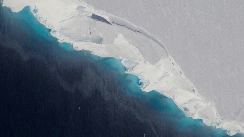 Il ghiacciaio Thwaites ha all'incirca le dimensioni della Florida e potrebbe aumentare il livello del mare di circa 16 piedi se caduto nell'oceano.