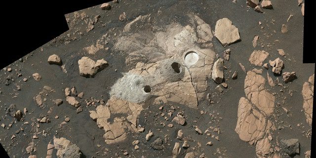 Questo mosaico è costituito da più immagini della sonda Marte della NASA e mostra uno sperone roccioso chiamato "Cresta del gatto selvatico" Il rover ha estratto due nuclei rocciosi e ha raschiato una macchia circolare per verificare la composizione della roccia. 