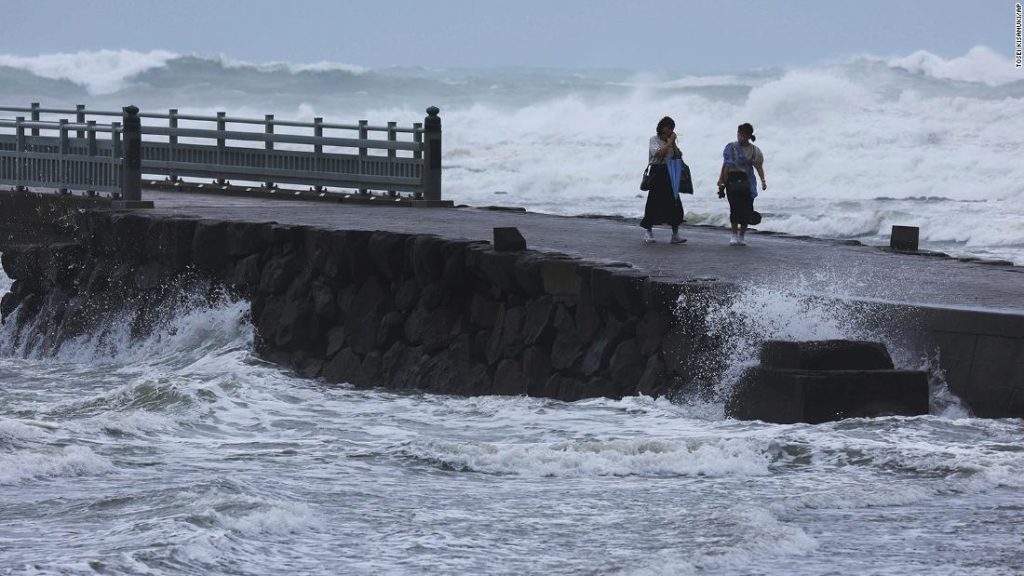 Tifone Nanmadol: milioni di persone hanno ordinato di evacuare mentre la tempesta si avvicina al Giappone