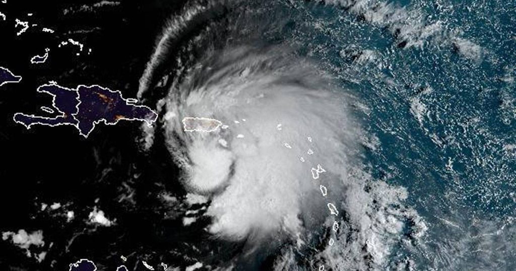 Fiona raggiunge la forza dell'uragano