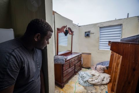 Nelson Sereno guarda la sua camera da letto dopo che i venti dell'uragano Fiona hanno strappato il tetto della sua casa a Luisa, Porto Rico, domenica 18 settembre.