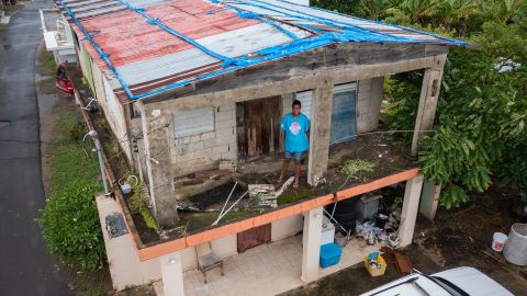 Getsabel Osorio si trova nella sua casa che è stata distrutta dall'uragano Maria cinque anni fa prima che Fiona arrivasse a Luisa, Porto Rico.