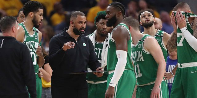L'allenatore dei Boston Celtics Amy Odoka, al centro a sinistra, parla con i giocatori durante la prima metà della seconda partita delle finali NBA contro i Golden State Warriors a San Francisco, domenica 5 giugno 2022.