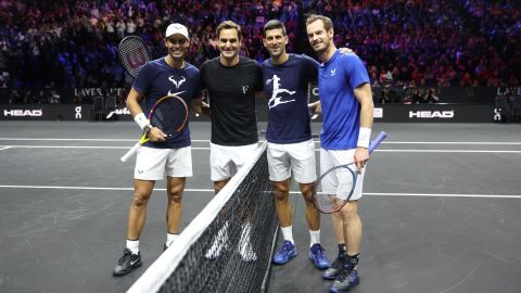Federer posa con Nadal, Djokovic e Murray dopo un allenamento prima della Laver Cup 2022.