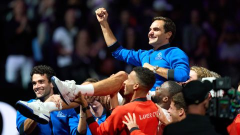 Roger Federer viene sollevato dopo la partita di tennis della Laver Cup. 