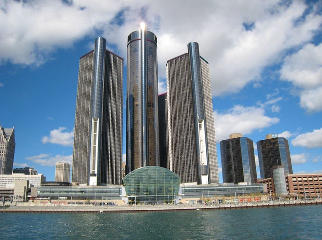 Il Renaissance Center, sede della General Motors, si trova sul fiume Detroit, nel centro di Detroit.