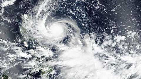 Un'immagine satellitare di sabato rilasciata dalla NASA mostra il tifone Noru in avvicinamento alle Filippine.