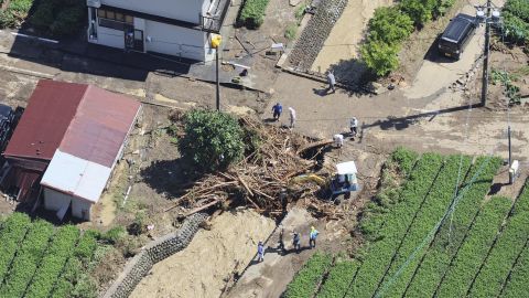 Legno e detriti sono stati spazzati via dalla tempesta tropicale Talas a Shimada, nella prefettura di Shizuoka, in Giappone, il 24 settembre 2022.
