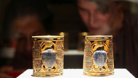 I visitatori guardano i manufatti in mostra al Museo Egizio mentre il Ministero del Turismo e delle Antichità egiziane celebra martedì la Giornata mondiale del turismo, al Cairo. 