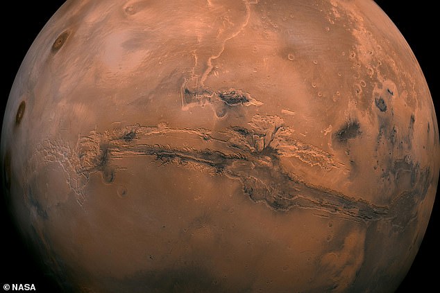 Gli scienziati hanno scoperto nuove prove che suggeriscono che potrebbe esserci acqua liquida su Marte: una svolta nel nostro sforzo di lunga data per determinare se il Pianeta Rosso abbia mai ospitato la vita.
