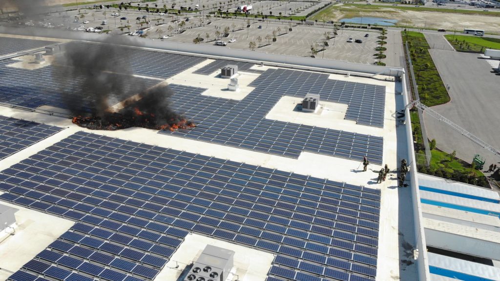 Amazon ha chiuso i tetti solari l'anno scorso dopo incendi ed esplosioni