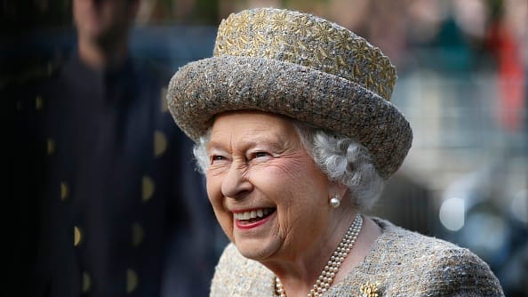 Gli ultimi giorni della regina Elisabetta includevano l'organizzazione di feste, il lutto del cane e una cotta per Iron Man in TV