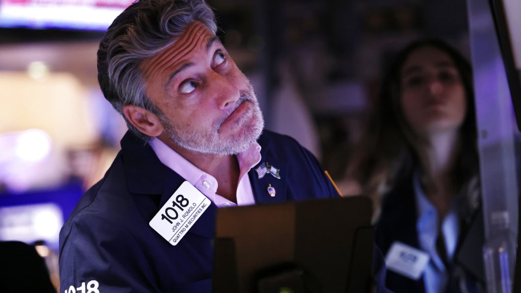 I futures Dow sono scesi di oltre 200 punti mentre Wall Street si prepara per il grande incontro della Federal Reserve di questa settimana