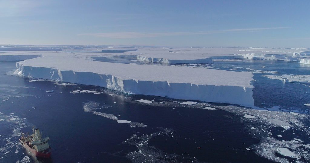Secondo gli scienziati, è probabile che il ghiacciaio cadrà in mare entro tre anni.  