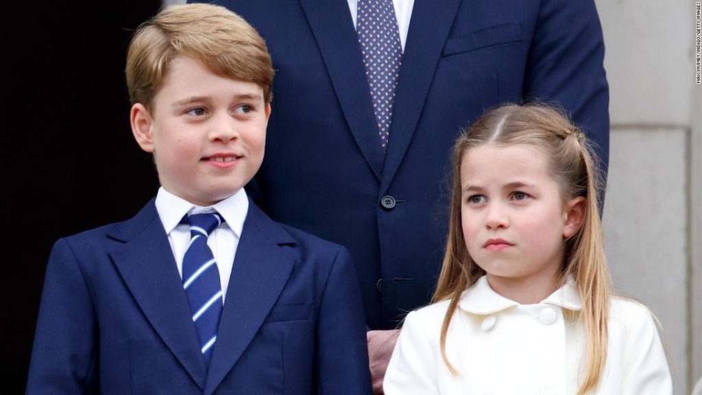 Il principe Giorgio e la principessa Charlotte accompagnano il corteo funebre della regina