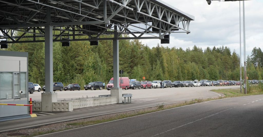 La Finlandia pensa di vietare i russi mentre cresce il traffico transfrontaliero