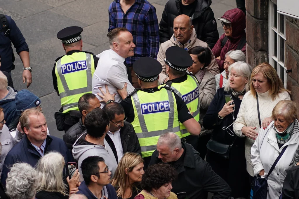 La polizia arresta i manifestanti anti-monarchia durante gli eventi reali in Inghilterra, in Scozia