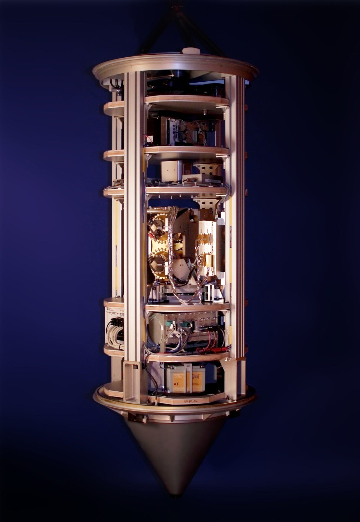 Corpo cilindrico in bronzo contenente strumenti scientifici con fondo appuntito