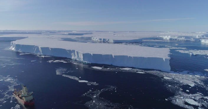 Una nave da ricerca nell'acqua lungo il bordo della piattaforma di ghiaccio orientale del Thwaites in Antartide.
