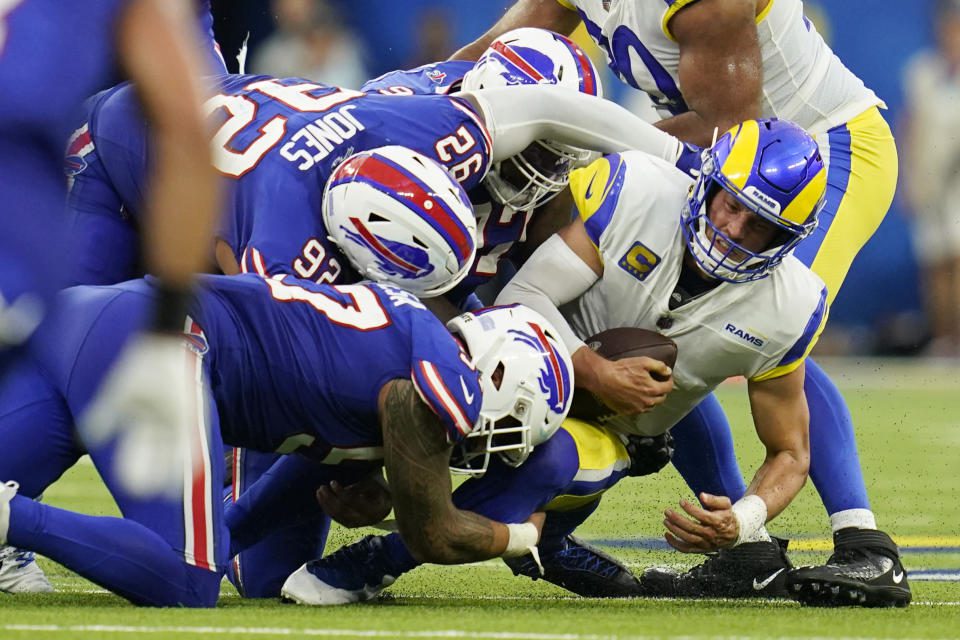 Non è stata una serata divertente per Matthew Stafford (a destra) e l'offesa dei Rams contro i conti.  (Foto AP/Ashley Landis)