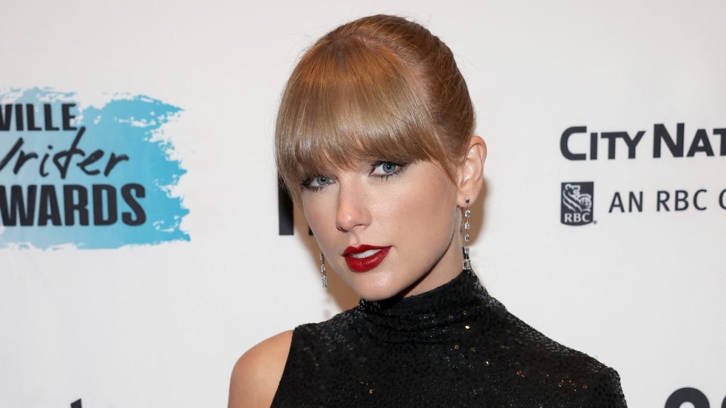 Taylor Swift nominata cantautrice e artista del decennio dalla NSAI: Leggi il suo discorso