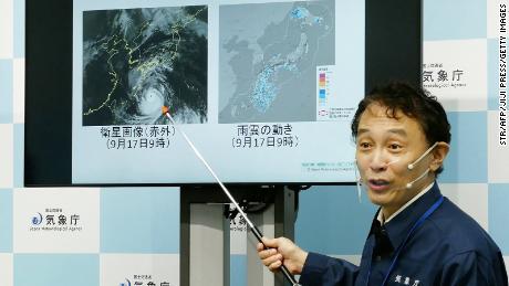 Il direttore della Divisione Previsioni dell'Agenzia meteorologica giapponese parla durante una conferenza stampa sul tifone Nanmadol a Tokyo il 17 settembre 2022.