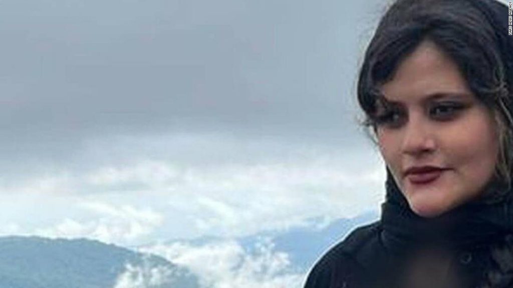 Una donna di 22 anni muore dopo essere caduta in coma mentre era sotto la custodia della polizia morale in Iran