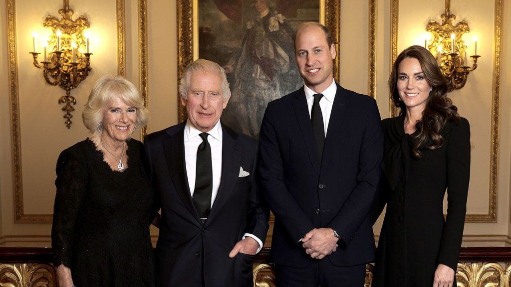 Buckingham Palace ha rilasciato una nuova foto di re Carlo III, Camilla, William e Kate