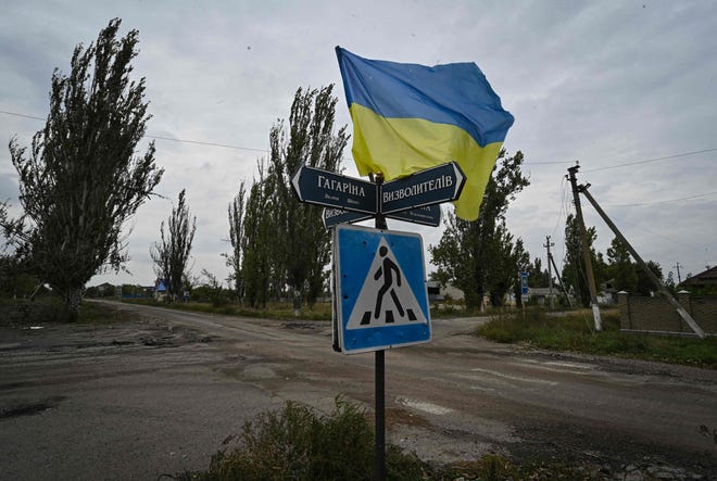 Una bandiera ucraina sventola su una strada nel villaggio di Vysokopila, nella regione di Kherson, recentemente liberato, il 27 settembre 2022.