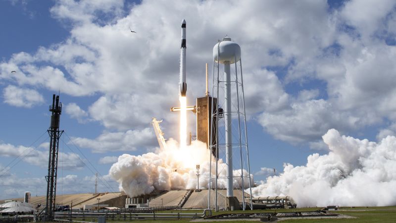 Una capsula SpaceX per attraccare alla Stazione Spaziale Internazionale che trasporta astronauti internazionali