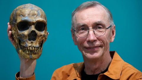 Lo scienziato svedese Svante Pääbo mostra una replica di uno scheletro di Neanderthal.