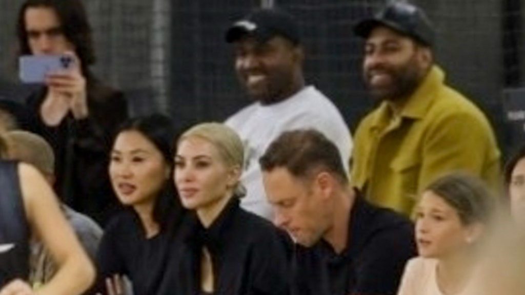 Kanye indossa una maglietta White Lives Matter in North's Game, Kim Snubs Him