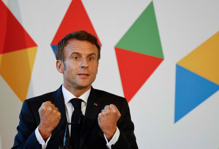 Il presidente francese Emmanuel Macron ha stretto i pugni.