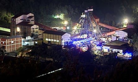Ambulanze e vigili del fuoco arrivano al sito della miniera di carbone.