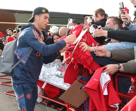 Cristiano Ronaldo firma autografi per i fan al suo arrivo all'Old Trafford prima della partita del Manchester United contro il Tottenham Hotspur. 